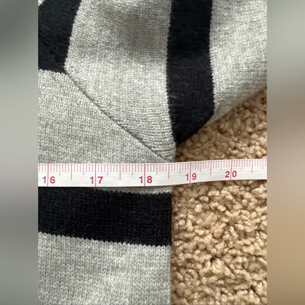 TFY Collection Grey/Black Striped Crewneck Button Front Cropped Cardigan XS - Picture 5 of 8